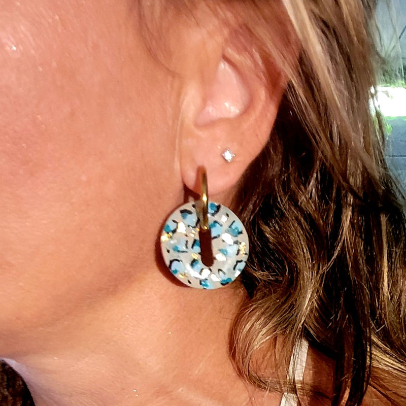 Boucles d'oreilles créole dorée et pampille Donut's réversible léopard bleu et paillette