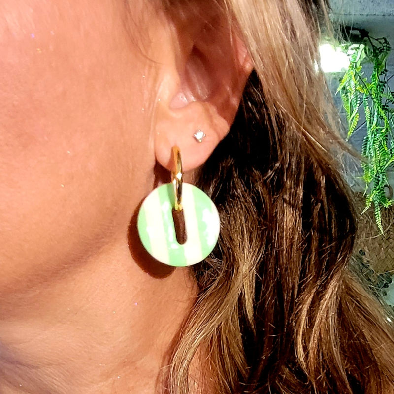 Boucles d'oreilles créole dorée et pampille Donut's à rayure blanc et vert pastel