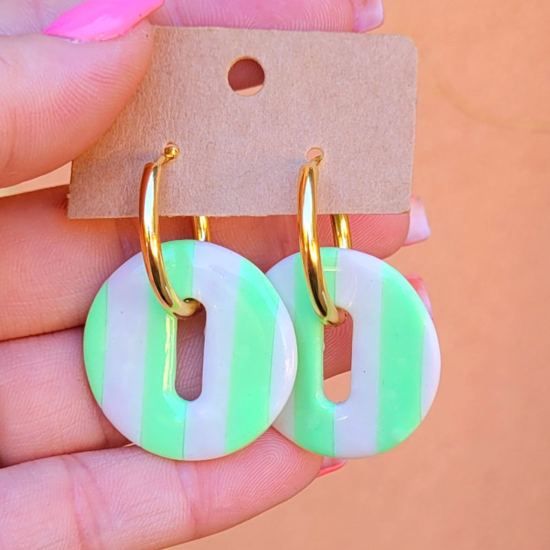 Boucles d'oreilles créole dorée et pampille Donut's à rayure blanc et vert pastel
