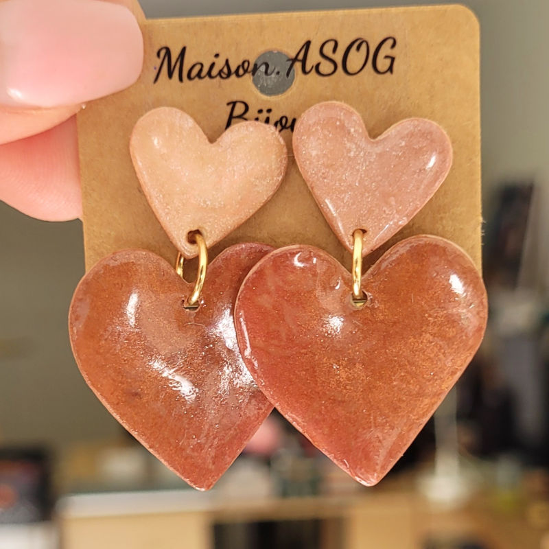 Boucles d'oreilles Cathie coeur beige rosé et marron irisé