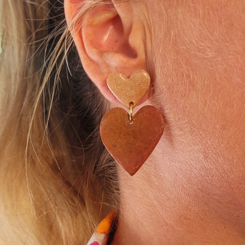Boucles d'oreilles Cathie coeur beige rosé et marron irisé