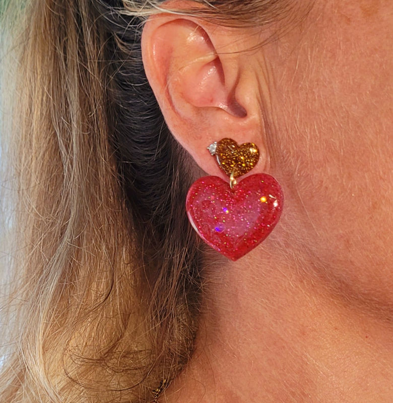 Boucles d'oreilles Cathie coeur doré et rose fushia pailleté
