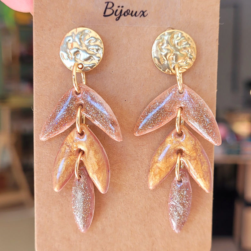 Boucles d'oreilles Fanny pastille acier doré et pampille beige rosé pailleté et doré