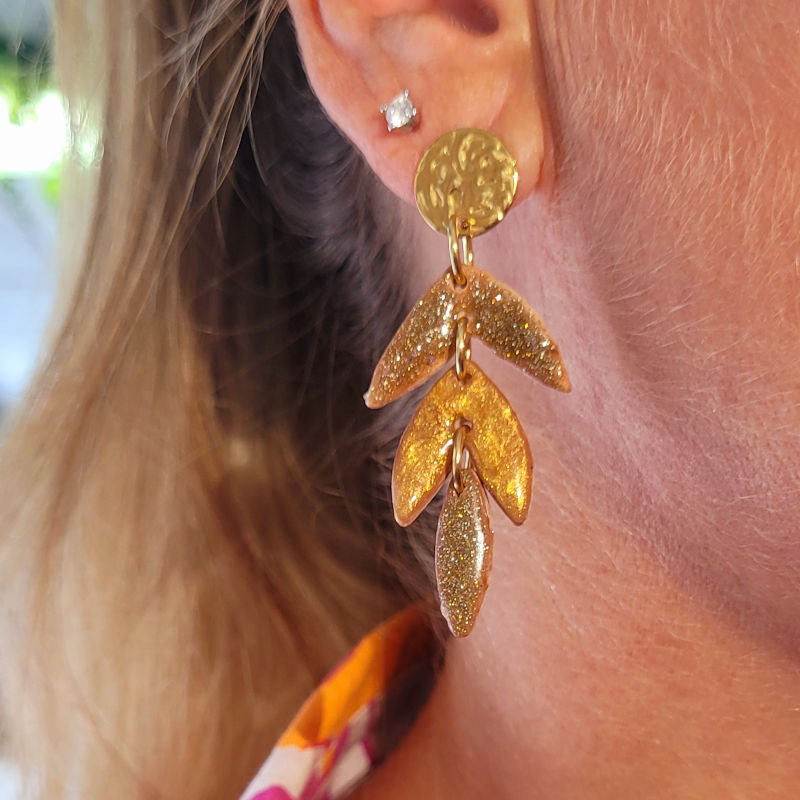 Boucles d'oreilles Fanny pastille acier doré et pampille beige rosé pailleté et doré