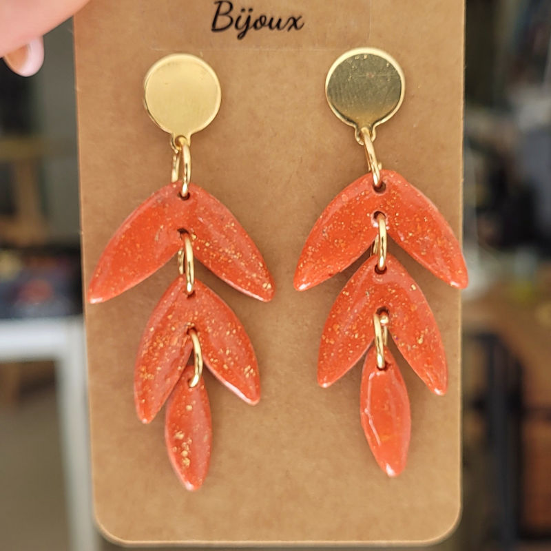 Boucles d'oreilles Fanny pastille acier doré et pampille rouge brique pailleté