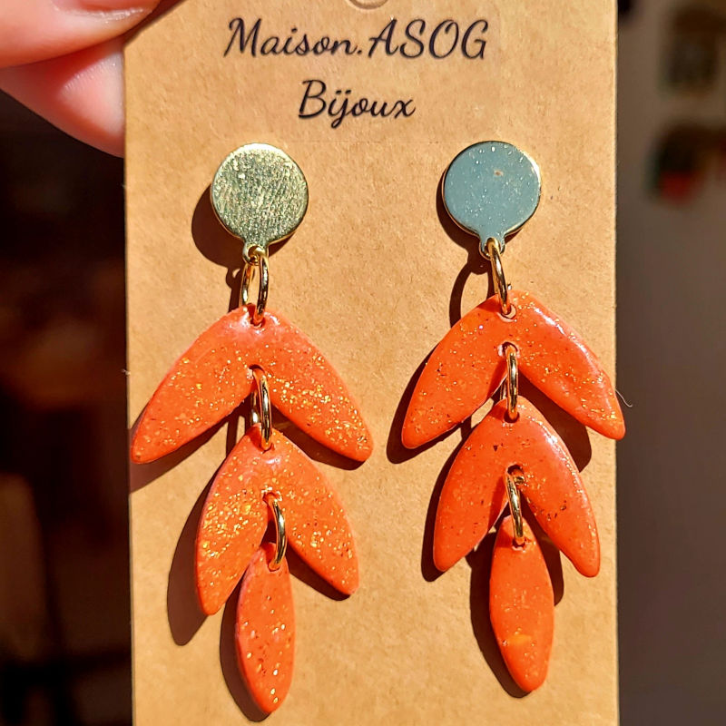 Boucles d'oreilles Fanny pastille acier doré et pampille rouge brique pailleté