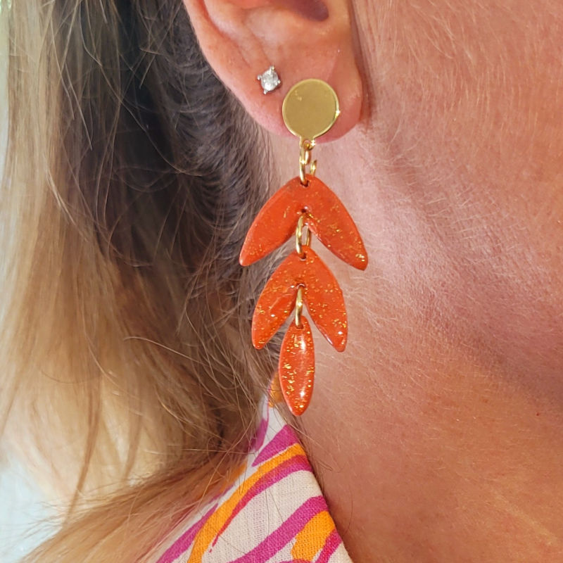 Boucles d'oreilles Fanny pastille acier doré et pampille rouge brique pailleté