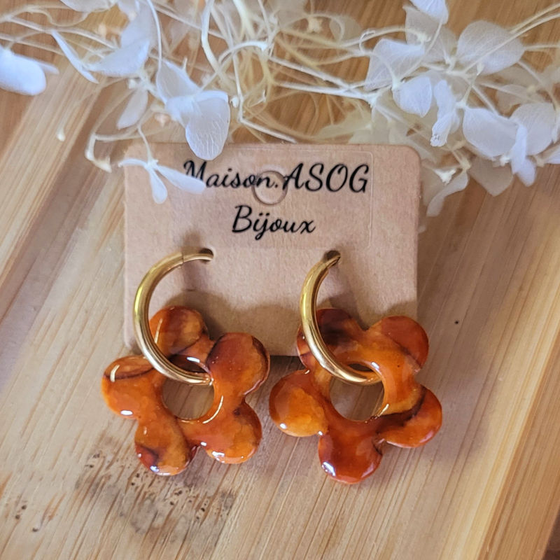 Boucles d'oreille créole dorée et pampille fleur tortoise marron caramel