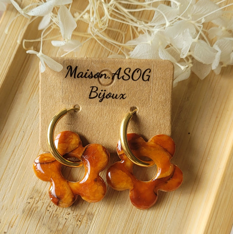 Boucles d'oreille créole dorée et pampille fleur tortoise marron caramel