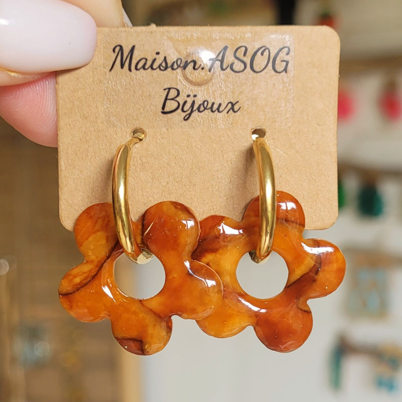 Boucles d'oreille créole dorée et pampille fleur tortoise marron caramel