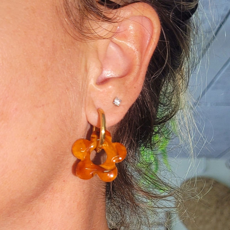 Boucles d'oreille créole dorée et pampille fleur tortoise marron caramel