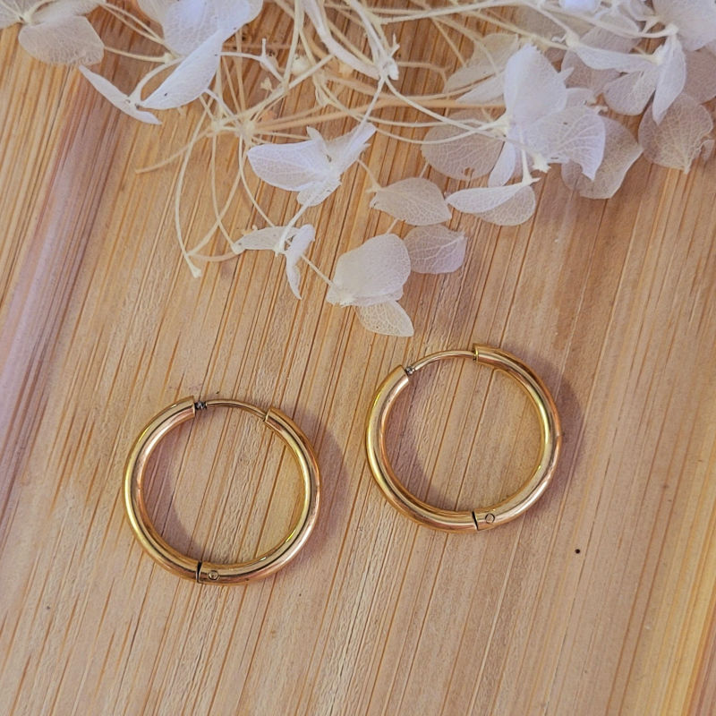 Boucles d'oreille créole dorée et pampille fleur tortoise marron caramel