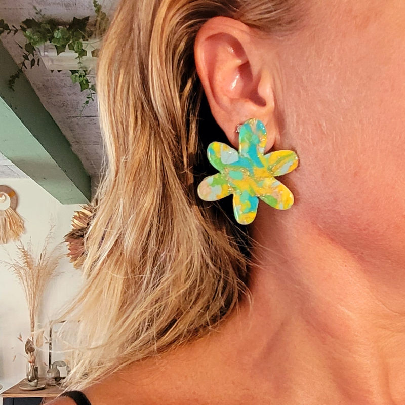 Boucles d'oreilles Flora marbré bleu jaune vert et doré
