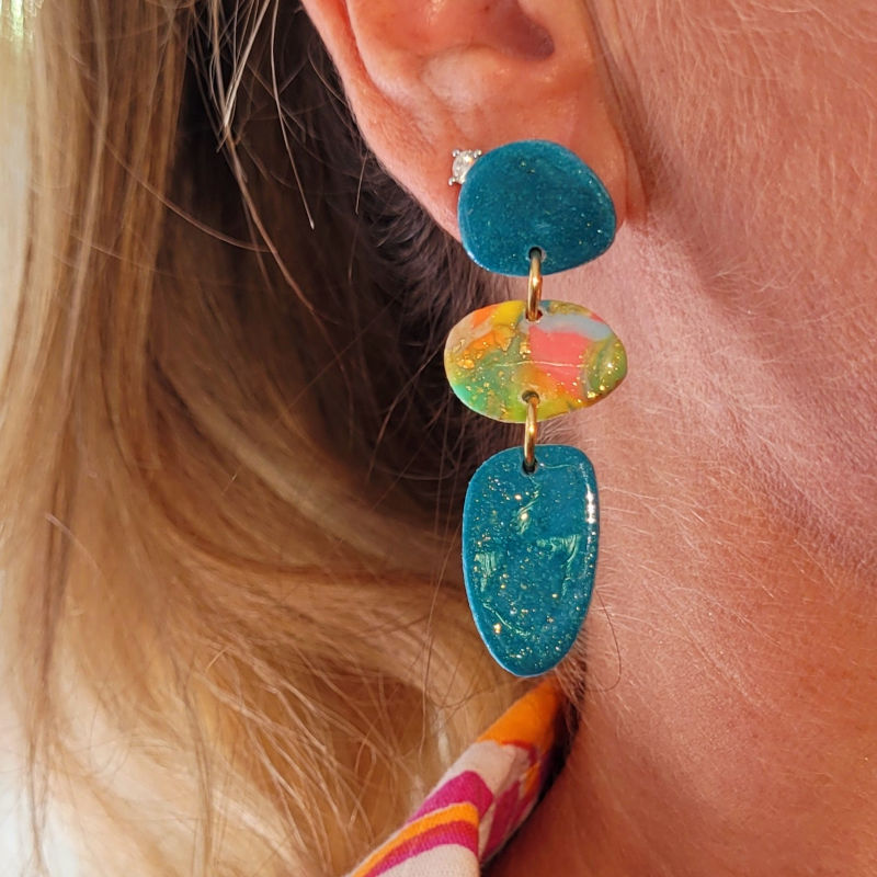 Boucle d'oreille Jackie bleu pailleté et marbré orange rose vert bleu doré