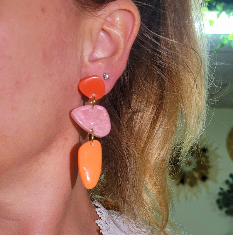 Boucles d'oreilles Jackie rose saumon paillette fine dorée holographique