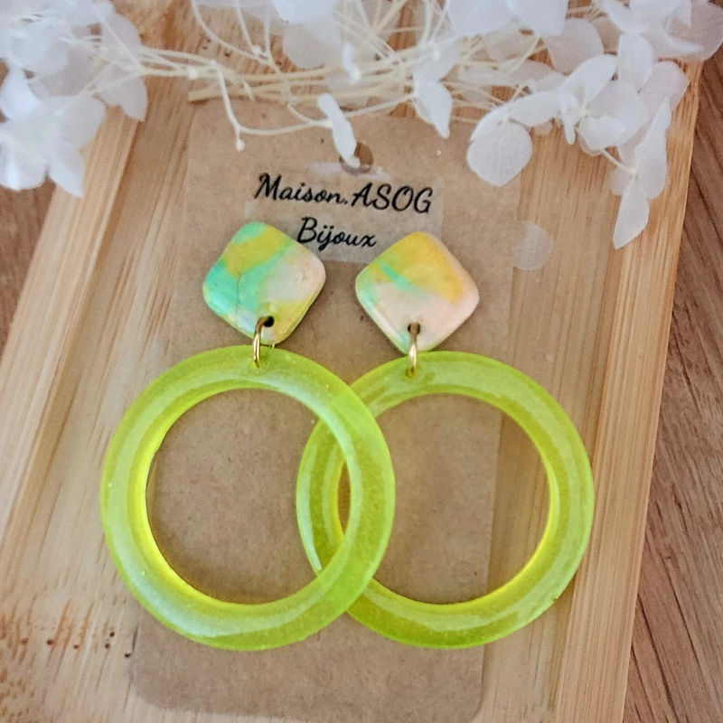 Boucles d'oreilles Jeanne pastille losange marbré beige jaune vert créole jaune fluo translucide