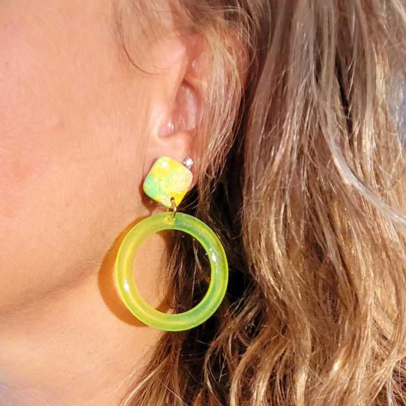 Boucles d'oreilles Jeanne pastille losange marbré beige jaune vert créole jaune fluo translucide
