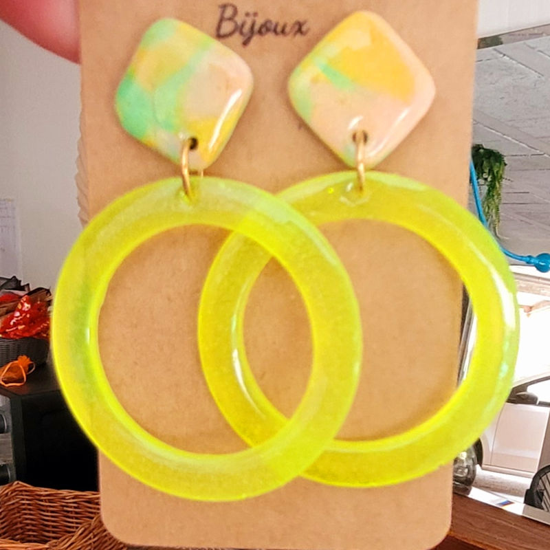 Boucles d'oreilles Jeanne pastille losange marbré beige jaune vert créole jaune fluo translucide