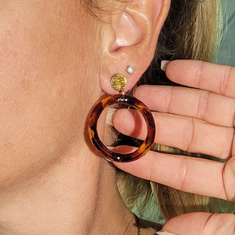 Boucles d'oreilles Jeannette pastille acier doré et créole tortoise marron caramel