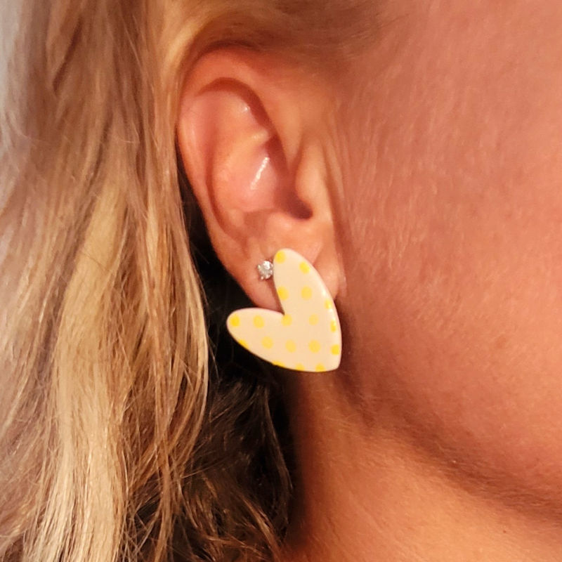 Boucles d'Oreille Love blanche à pois jaune clair