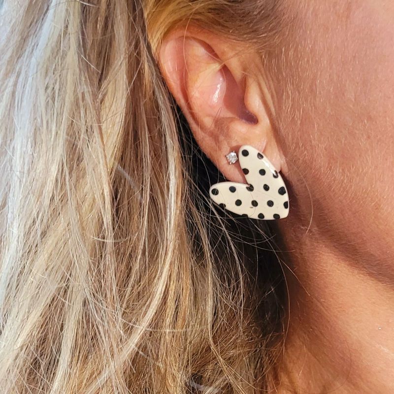 Boucles d'Oreille Love blanche à pois noir
