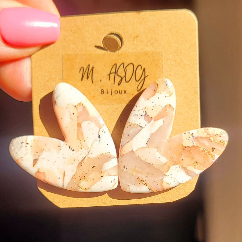 Boucles d'Oreille Love marbrée blanc rose clair beige et doré