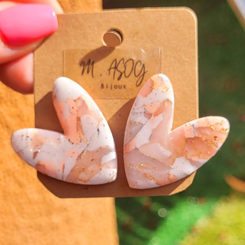 Boucles d'Oreille Love marbrée blanc rose clair beige et doré