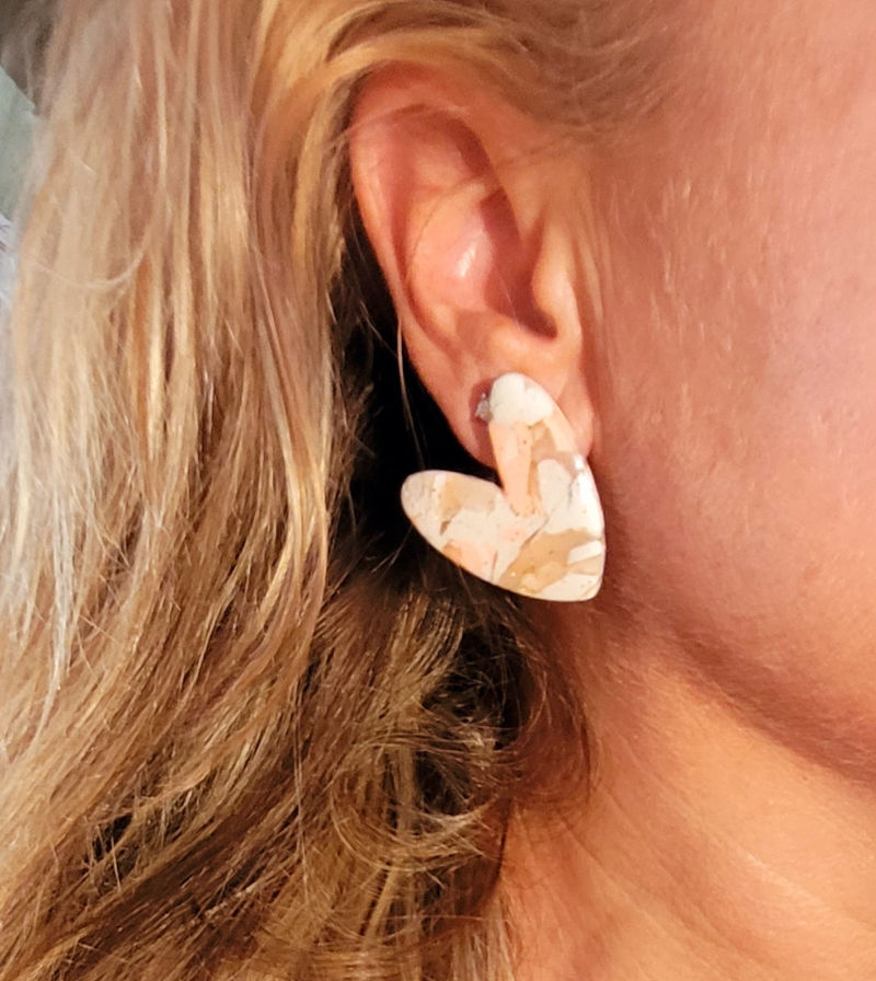 Boucles d'Oreille Love marbrée blanc rose clair beige et doré