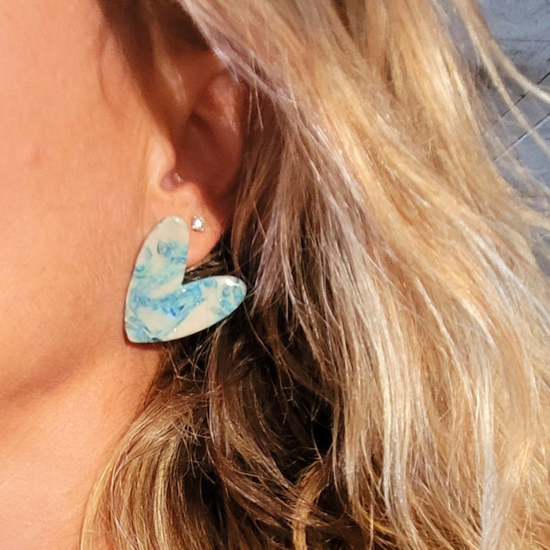 Boucles d'Oreille Love marbrée bleu et blanc