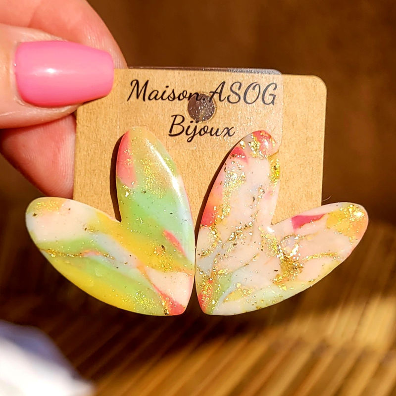 Boucle d'oreilles Love marbré aux couleurs printanières et doré