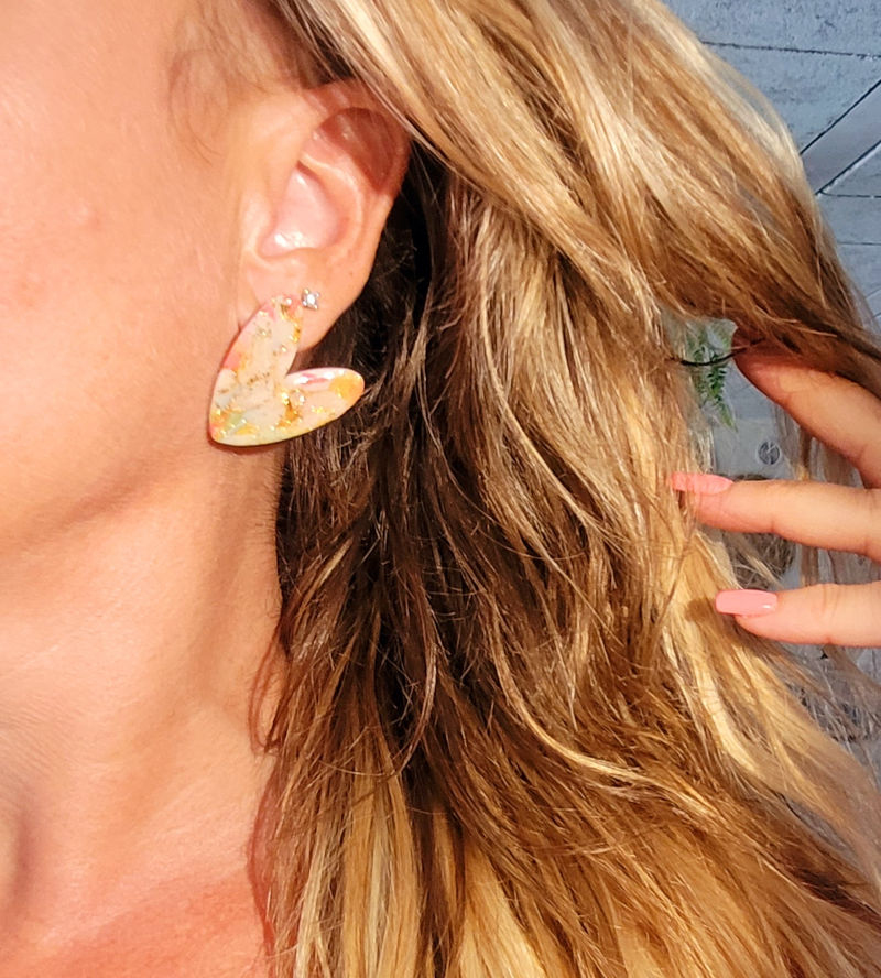 Boucle d'oreilles Love marbré aux couleurs printanières et doré