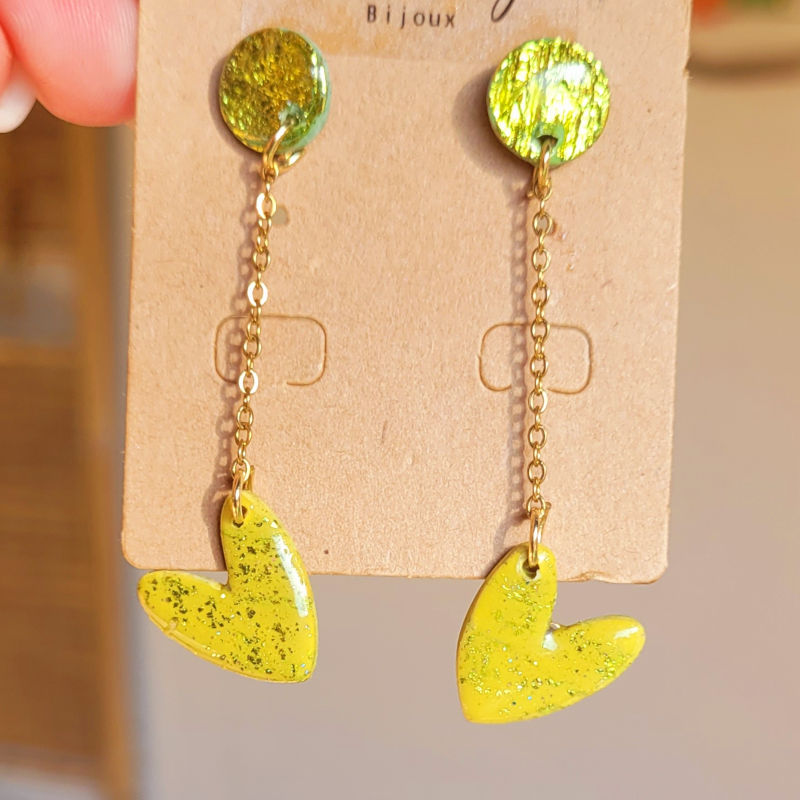 Boucles d'oreille Love pendante avec chaîne doré vert anis métallisé et pailleté