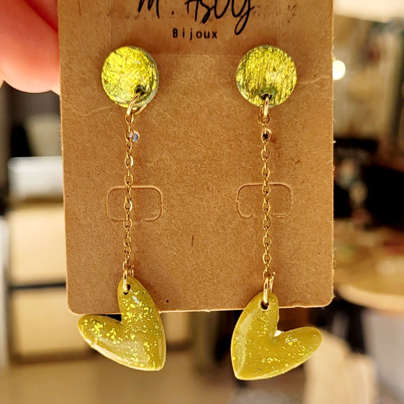 Boucles d'oreille Love pendante avec chaîne doré vert anis métallisé et pailleté