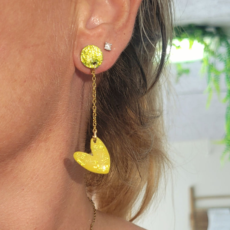Boucles d'oreille Love pendante avec chaîne doré vert anis métallisé et pailleté