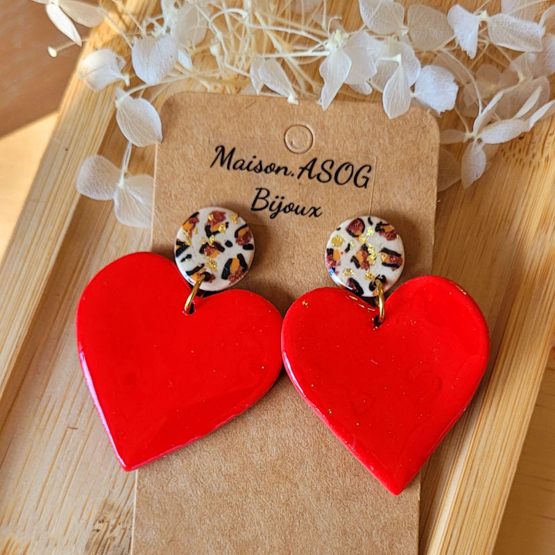 Boucles d'oreille pastille léopard beige caramel doré et pampille maxi coeur rouge