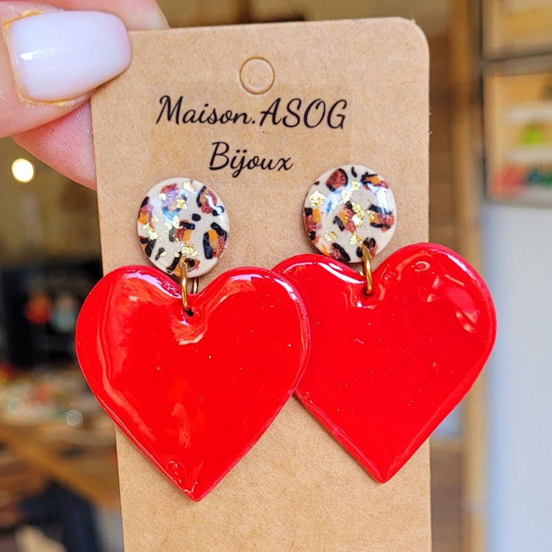 Boucles d'oreille pastille léopard beige caramel doré et pampille maxi coeur rouge
