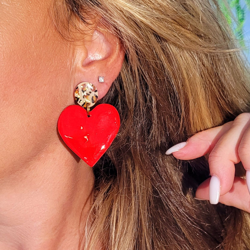 Boucles d'oreille pastille léopard beige caramel doré et pampille maxi coeur rouge