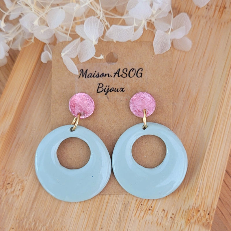 Boucle d'oreille Martha pastille rose métallisé et pampille ajourée vert sauge