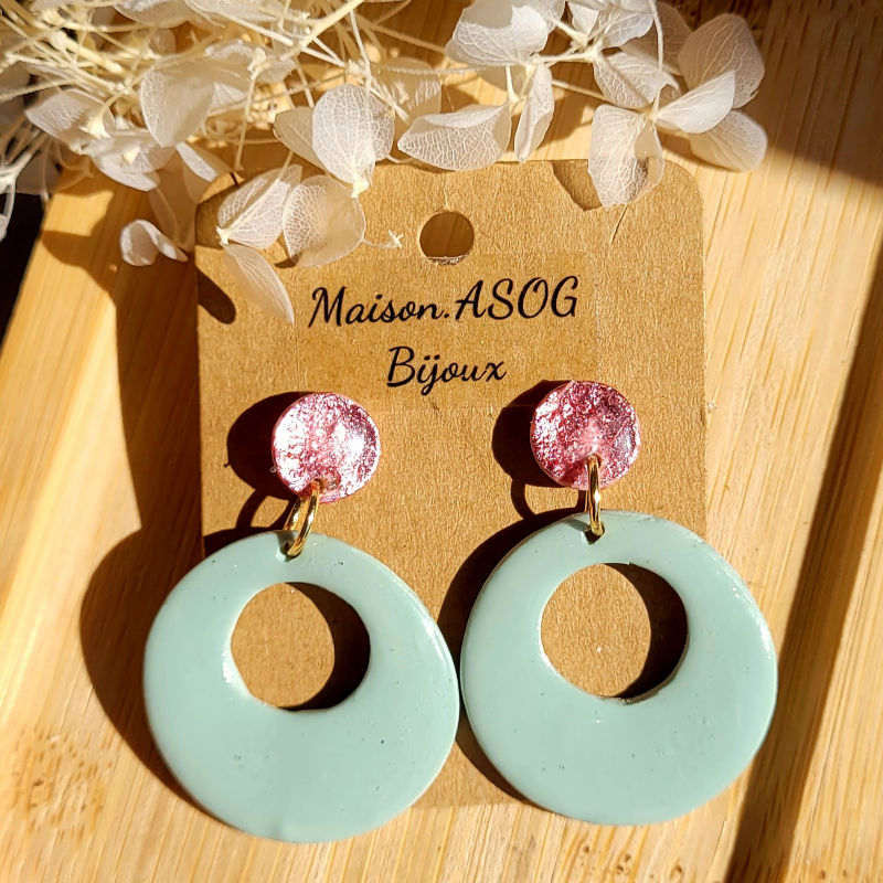 Boucle d'oreille Martha pastille rose métallisé et pampille ajourée vert sauge