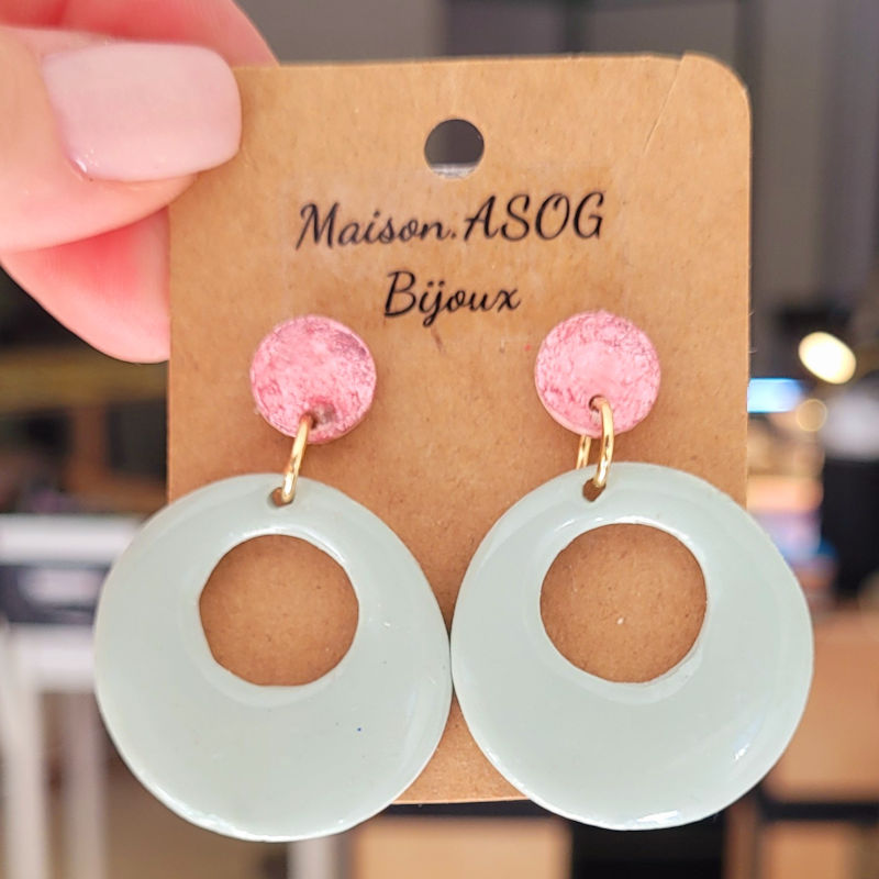 Boucle d'oreille Martha pastille rose métallisé et pampille ajourée vert sauge