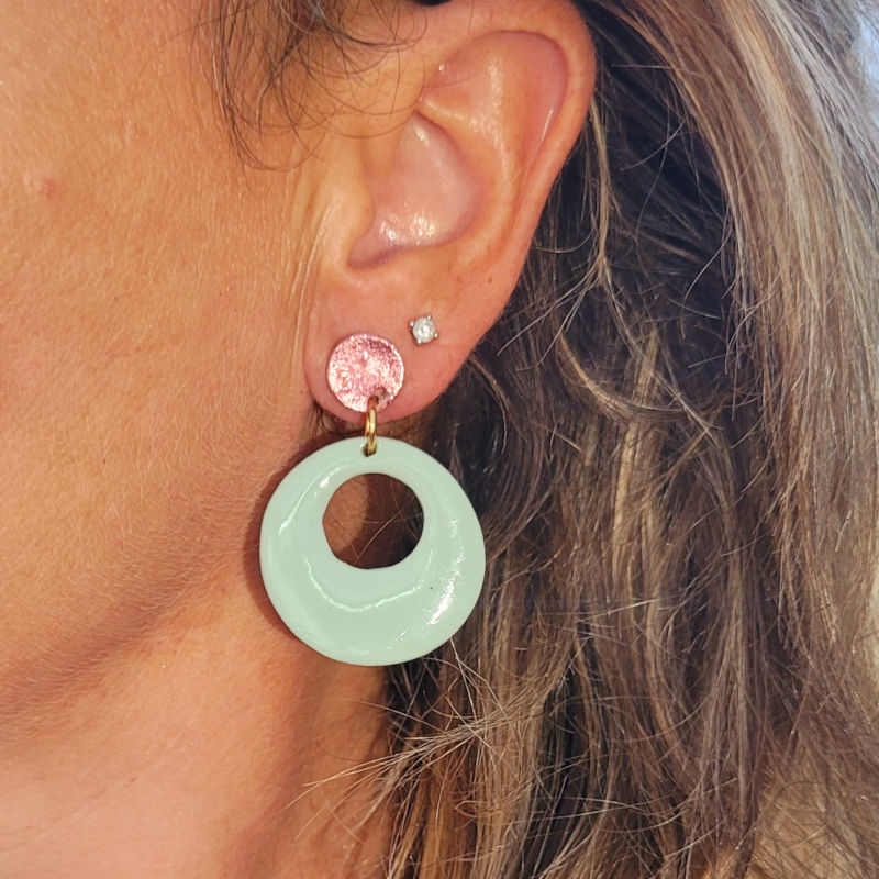 Boucle d'oreille Martha pastille rose métallisé et pampille ajourée vert sauge