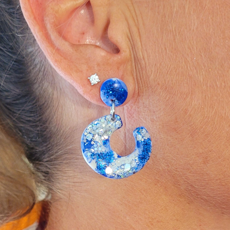 Boucles d'oreille mini Louna blanc bleu roi paillette bleu et grise holographique