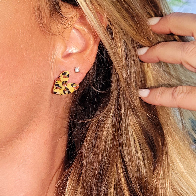 Boucles d'oreille Mini Love Léopard jaune beurre caramel jaune et doré