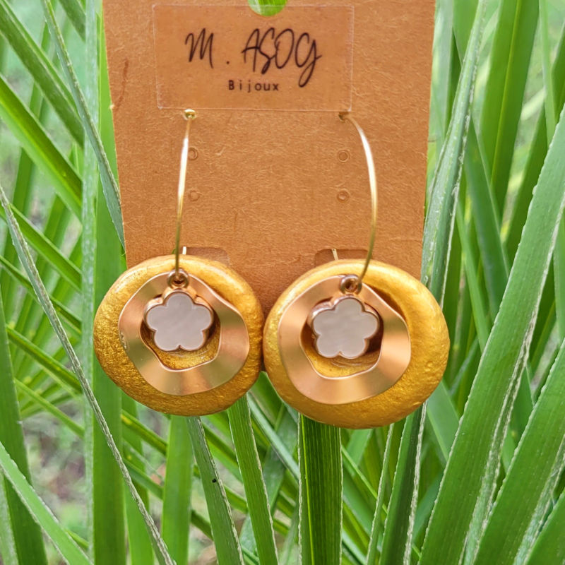 Boucles d'oreilles créole fine dorée et double pampille ronde ajourée dorée et fleur blanche