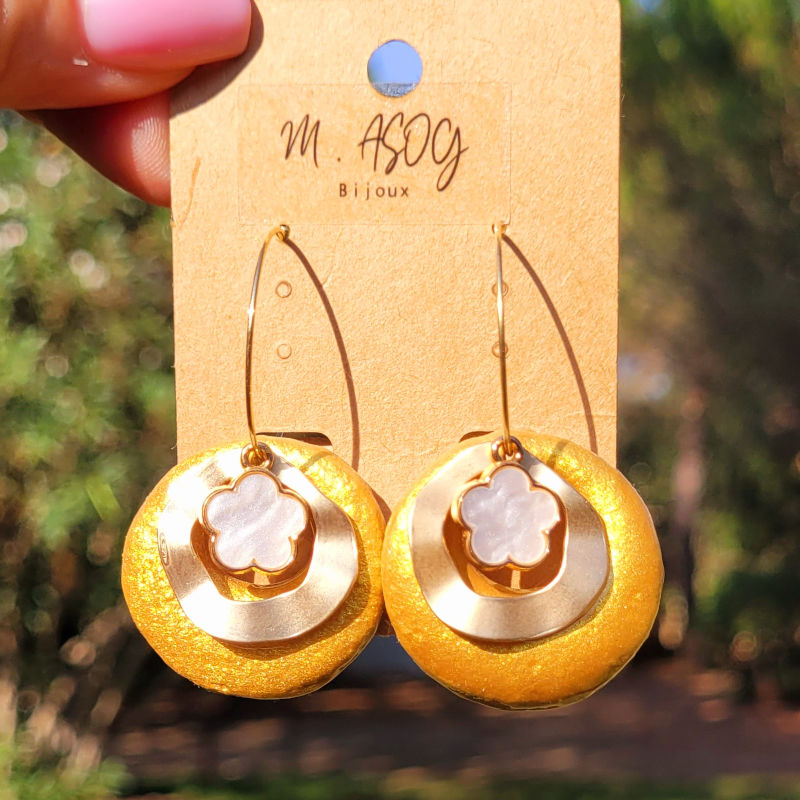 Boucles d'oreilles créole fine dorée et double pampille ronde ajourée dorée et fleur blanche