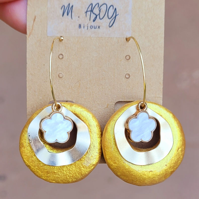 Boucles d'oreilles créole fine dorée et double pampille ronde ajourée dorée et fleur blanche