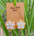 Boucles d'oreilles créole fine dorée et triple pampille dorée et blanche