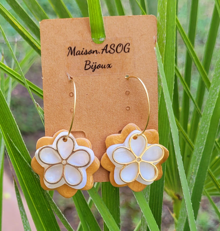 Boucles d'oreilles créole fine dorée et triple pampille dorée et blanche
