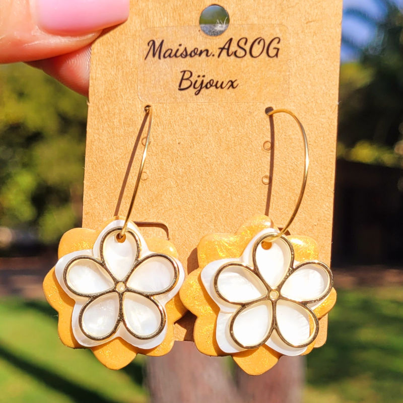 Boucles d'oreilles créole fine dorée et triple pampille dorée et blanche