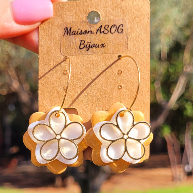 Boucles d'oreilles créole fine dorée et triple pampille dorée et blanche